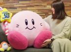 Este enorme peluche de Kirby clásico es tan adorable como caro