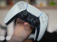 Foto: comparación real del mando de PlayStation 5 con el DualShock 4