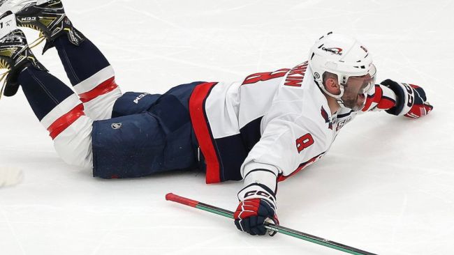Alex Ovechkin alcanza otro hito increíble con 900 goles