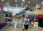 Los clientes salen ilesos tras el derrumbe del techo de una tienda durante una tormenta