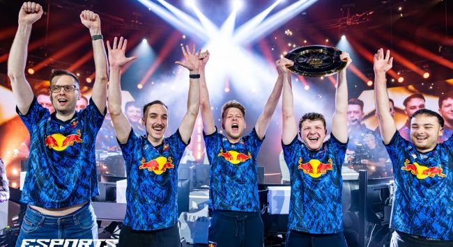 Team Redline defiende su título de la Copa del Mundo de Esports reclamando el trofeo 2025