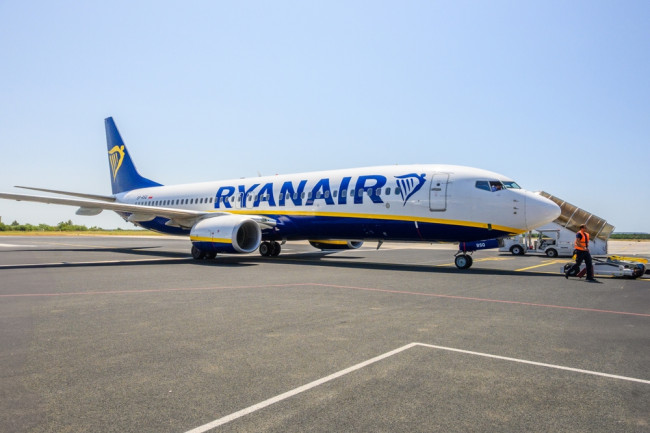 Ryanair permitirá a los ciudadanos con doble nacionalidad volar al Reino Unido a pesar de tener el pasaporte caducado: Un salvavidas temporal