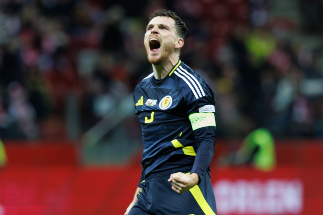 El capitán de Escocia, Andy Robertson, lee una emotiva carta de Rute Cardoso, la esposa de Diogo Jota